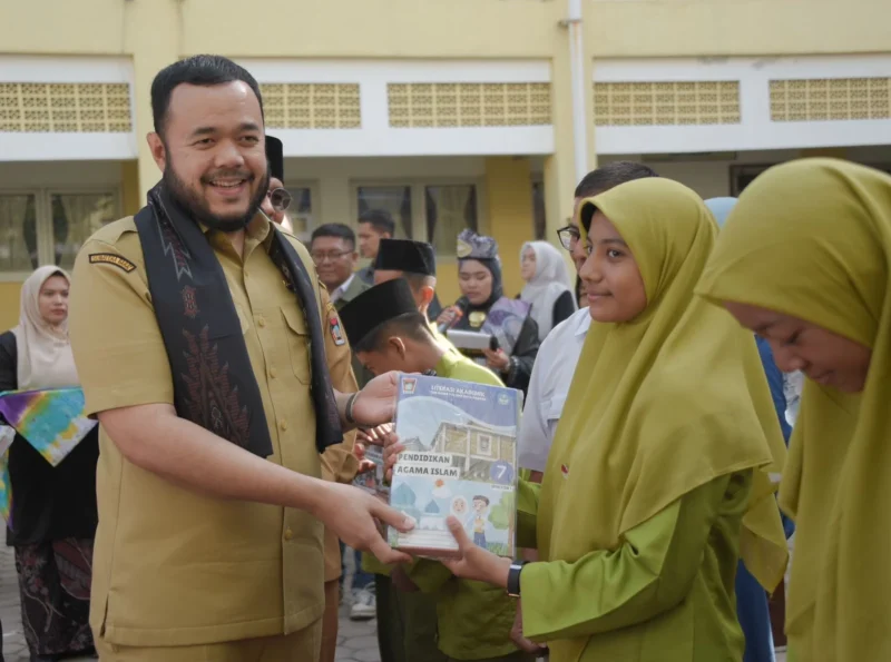 Wali Kota Padang Fadly Amran menyerahkan LKS Gratis bagi siswa SMPN 25 Padang, Selasa (22/7/25). (Foto: Prokopim Padang)