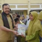 Wali Kota Padang Fadly Amran menyerahkan LKS Gratis bagi siswa SMPN 25 Padang, Selasa (22/7/25). (Foto: Prokopim Padang)