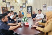 Kordiv PP dan Datin Bawaslu Pessel, Syauqi Fuadi (dua dari kanan), bersama Kepala Sekretariat Bawaslu Rinaldi saat diterima Kadis Kominfo Pessel, Wendi di ruang kerjanya. (Foto: Dok. Humas Bawaslu Pessel)