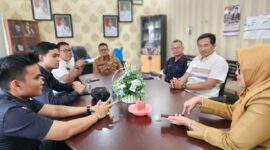 Kordiv PP dan Datin Bawaslu Pessel, Syauqi Fuadi (dua dari kanan), bersama Kepala Sekretariat Bawaslu Rinaldi saat diterima Kadis Kominfo Pessel, Wendi di ruang kerjanya. (Foto: Dok. Humas Bawaslu Pessel)