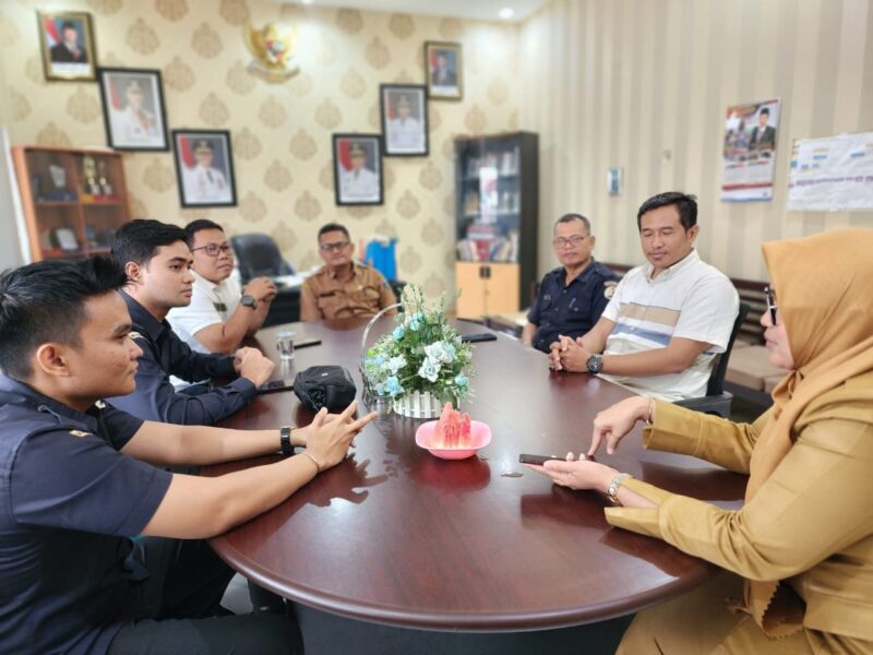 Kordiv PP dan Datin Bawaslu Pessel, Syauqi Fuadi (dua dari kanan), bersama Kepala Sekretariat Bawaslu Rinaldi saat diterima Kadis Kominfo Pessel, Wendi di ruang kerjanya. (Foto: Dok. Humas Bawaslu Pessel)