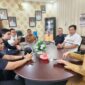 Kordiv PP dan Datin Bawaslu Pessel, Syauqi Fuadi (dua dari kanan), bersama Kepala Sekretariat Bawaslu Rinaldi saat diterima Kadis Kominfo Pessel, Wendi di ruang kerjanya. (Foto: Dok. Humas Bawaslu Pessel)