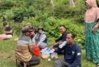 Camat Linggo Sari Baganti, Zul Irfan Harun saat ikut gotong royong bersama masyarakat. (Foto: Kecamatan Linggo)