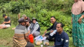 Camat Linggo Sari Baganti, Zul Irfan Harun saat ikut gotong royong bersama masyarakat. (Foto: Kecamatan Linggo)