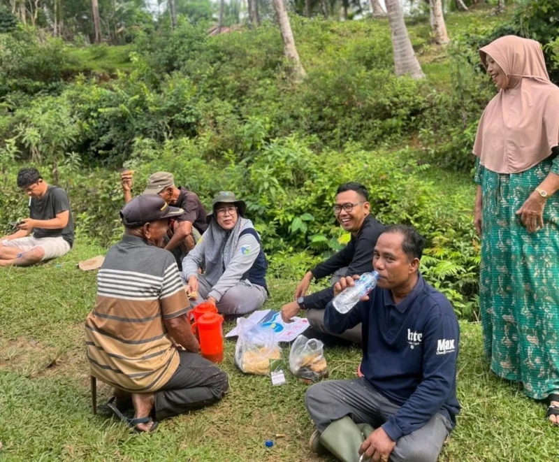 Camat Linggo Sari Baganti, Zul Irfan Harun saat ikut gotong royong bersama masyarakat. (Foto: Kecamatan Linggo)