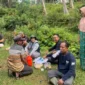 Camat Linggo Sari Baganti, Zul Irfan Harun saat ikut gotong royong bersama masyarakat. (Foto: Kecamatan Linggo)
