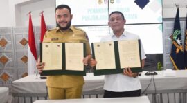 Wali Kota Padang Fadly Amran dan Kepala Kantor Wilayah Ditjen PAS Sumbar Kundrat Kasmiri usai penandatanganan kerjasama di Gedung Putih Rumah Dinas Wali Kota Padang, Selasa (29/7/2025). (Foto: Prokopim Padang)