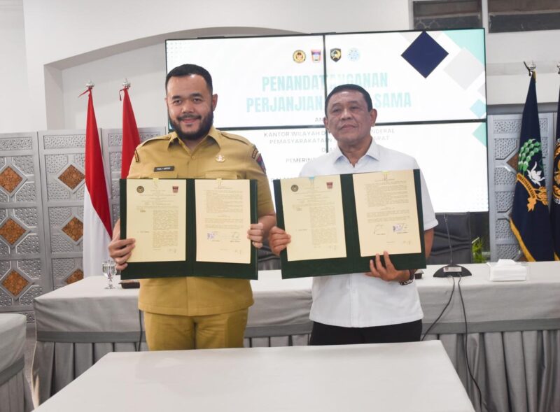 Wali Kota Padang Fadly Amran dan Kepala Kantor Wilayah Ditjen PAS Sumbar Kundrat Kasmiri usai penandatanganan kerjasama di Gedung Putih Rumah Dinas Wali Kota Padang, Selasa (29/7/2025). (Foto: Prokopim Padang)