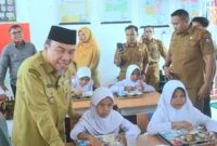 Wawako Padang, Maigus Nasir membuka program MBG di SDN 28 Air Tawar Timur, Senin (14/7/2025). (Foto: Prokopim Padang)