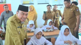 Wawako Padang, Maigus Nasir membuka program MBG di SDN 28 Air Tawar Timur, Senin (14/7/2025). (Foto: Prokopim Padang)