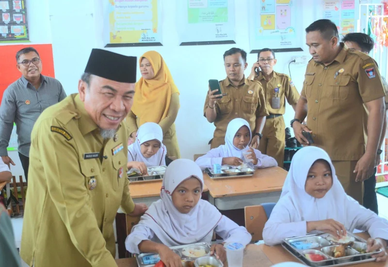 Wawako Padang, Maigus Nasir membuka program MBG di SDN 28 Air Tawar Timur, Senin (14/7/2025). (Foto: Prokopim Padang)