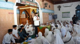 Wali Kota Padang Fadly Amran menghadiri pengajian akbar yang diselenggarakan MTI Kecamatan Koto Tangah, di Masjid Tarbiyatul ‘Ulum, Kelurahan Pasia Nan Tigo, Kecamatan Koto Tangah, Minggu (13/7/2025). (Foto: Prokopim Padang)