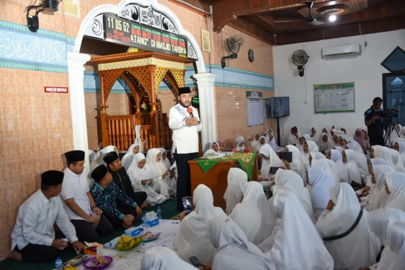Wali Kota Padang Fadly Amran menghadiri pengajian akbar yang diselenggarakan MTI Kecamatan Koto Tangah, di Masjid Tarbiyatul ‘Ulum, Kelurahan Pasia Nan Tigo, Kecamatan Koto Tangah, Minggu (13/7/2025). (Foto: Prokopim Padang)