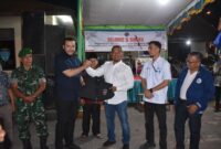 Wali Kota Padang Fadly Amran menyerahkan secara simbolis bantuan perlengkapan operasional kepada Tim Satber Kecamatan Lubuk Kilangan, Selasa (15/7/2025). (Foto: Prokopim Padang)