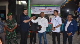 Wali Kota Padang Fadly Amran menyerahkan secara simbolis bantuan perlengkapan operasional kepada Tim Satber Kecamatan Lubuk Kilangan, Selasa (15/7/2025). (Foto: Prokopim Padang)