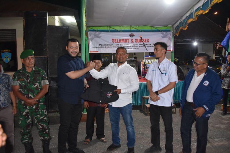 Wali Kota Padang Fadly Amran menyerahkan secara simbolis bantuan perlengkapan operasional kepada Tim Satber Kecamatan Lubuk Kilangan, Selasa (15/7/2025). (Foto: Prokopim Padang)