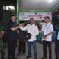Wali Kota Padang Fadly Amran menyerahkan secara simbolis bantuan perlengkapan operasional kepada Tim Satber Kecamatan Lubuk Kilangan, Selasa (15/7/2025). (Foto: Prokopim Padang)