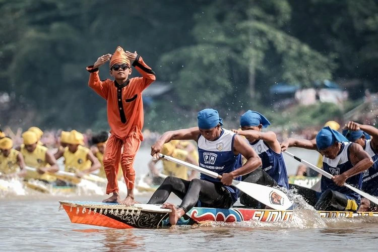 Penyanyi asal AS, Melly Mike akan tampil pada ajang Pacu Jalur yang digelar pada 20–24 Agustus 2025 di Kabupaten Kuantan Singingi (Kuansing), Riau. (Foto: Dok. Kemenparekraf)