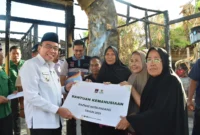 Wakil Wali Kota Padang Maigus Nasir menyalurkan bantuan bagi korban kebakaran di Jalan Seberang Padang Utara, RT 03 RW 08, Kecamatan Padang Selatan, Rabu (9/7/2025). (Foto: Prokopim Padang)