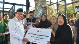 Wakil Wali Kota Padang Maigus Nasir menyalurkan bantuan bagi korban kebakaran di Jalan Seberang Padang Utara, RT 03 RW 08, Kecamatan Padang Selatan, Rabu (9/7/2025). (Foto: Prokopim Padang)