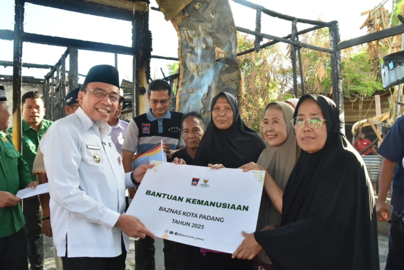 Wakil Wali Kota Padang Maigus Nasir menyalurkan bantuan bagi korban kebakaran di Jalan Seberang Padang Utara, RT 03 RW 08, Kecamatan Padang Selatan, Rabu (9/7/2025). (Foto: Prokopim Padang)