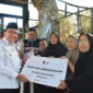 Wakil Wali Kota Padang Maigus Nasir menyalurkan bantuan bagi korban kebakaran di Jalan Seberang Padang Utara, RT 03 RW 08, Kecamatan Padang Selatan, Rabu (9/7/2025). (Foto: Prokopim Padang)