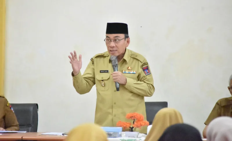 Wakil Wali Kota Padang Maigus Nasir saat pertemuan bersama para penyuluh pertanian dan perikanan se-Kota Padang di BBI Bungus, Senin (28/7/2025). (Foto: Prokopim Padang)