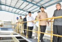Wawako Padang, Maigus Nasir mendampingi Anggota Komisi V DPR RI, Zigo Rolanda dan Wakil Ketua DPRD Sumbar, M. Iqra Chissa, dalam kunjungan kerja ke Pelabuhan Muaro Padang, Rabu (30/7/2025). (Foto: Prokopim Padang)