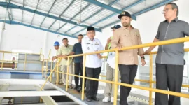 Wawako Padang, Maigus Nasir mendampingi Anggota Komisi V DPR RI, Zigo Rolanda dan Wakil Ketua DPRD Sumbar, M. Iqra Chissa, dalam kunjungan kerja ke Pelabuhan Muaro Padang, Rabu (30/7/2025). (Foto: Prokopim Padang)