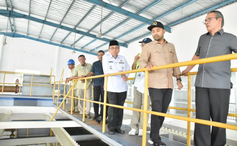 Wawako Padang, Maigus Nasir mendampingi Anggota Komisi V DPR RI, Zigo Rolanda dan Wakil Ketua DPRD Sumbar, M. Iqra Chissa, dalam kunjungan kerja ke Pelabuhan Muaro Padang, Rabu (30/7/2025). (Foto: Prokopim Padang)