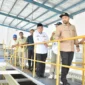 Wawako Padang, Maigus Nasir mendampingi Anggota Komisi V DPR RI, Zigo Rolanda dan Wakil Ketua DPRD Sumbar, M. Iqra Chissa, dalam kunjungan kerja ke Pelabuhan Muaro Padang, Rabu (30/7/2025). (Foto: Prokopim Padang)
