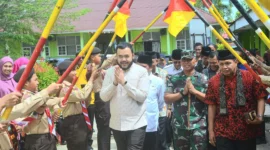 Suasana penyambutan Wali Kota Padang, Fadly Amran dan rombongan dalam rangka peresmian gedung belajar dan toilet baru di MTsN 5 Padang, Rabu (16/7/2025). (Foto: Prokopim Padang)