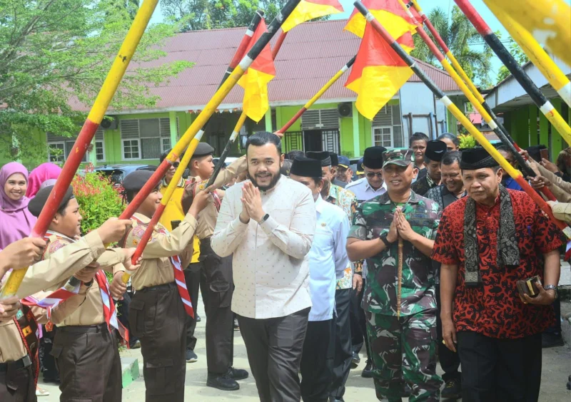 Suasana penyambutan Wali Kota Padang, Fadly Amran dan rombongan dalam rangka peresmian gedung belajar dan toilet baru di MTsN 5 Padang, Rabu (16/7/2025). (Foto: Prokopim Padang)