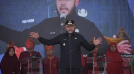 Wali Kota Padang, Fadly Amran mengapresiasi Lomba Cerdas Sains tingkat SD dan SMP se-Kota Padang yang digelar di Lantai III Pasar Raya Padang Fase VII, Senin (28/7/2025). (Foto: Prokopim Padang)