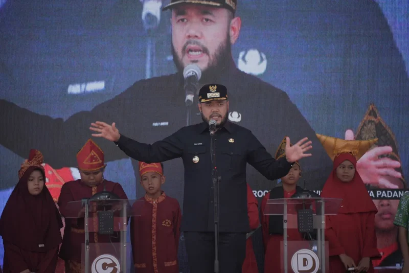Wali Kota Padang, Fadly Amran mengapresiasi Lomba Cerdas Sains tingkat SD dan SMP se-Kota Padang yang digelar di Lantai III Pasar Raya Padang Fase VII, Senin (28/7/2025). (Foto: Prokopim Padang)