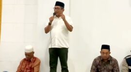Bupati Padang Pariaman Jon Kenedy Azis (JKA) memberikan sambutan saat kegiatan Darling di Masjid Istiqomah, Pasar Aur Malintang, Rabu (30/7/2025). (Foto: Kominfo Padang Pariaman)