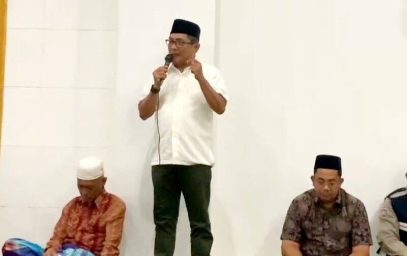 Bupati Padang Pariaman Jon Kenedy Azis (JKA) memberikan sambutan saat kegiatan Darling di Masjid Istiqomah, Pasar Aur Malintang, Rabu (30/7/2025). (Foto: Kominfo Padang Pariaman)