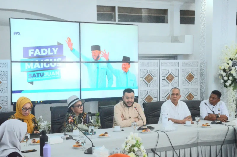 Wali Kota Padang Fadly Amran memimpin Rapat Kolaborasi Pentahelix di Kediaman Resmi Wali Kota Padang, Jumat (4/7/2025). (Foto: Prokopim Padang)
