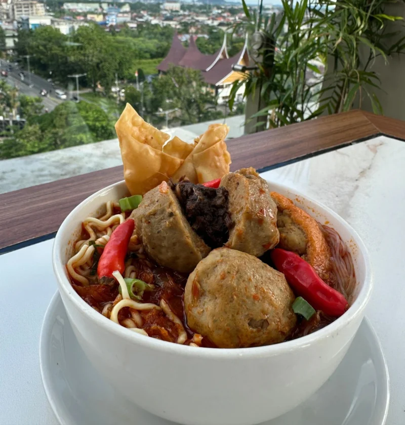 Whiz Prime Hotel menghadirkan Bakso Begadang yang siap memberikan pengalaman kuliner berbeda dari biasanya. (Foto: Ist)