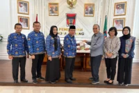 Wakil Wali Kota Padang, Maigus Nasir menerima audiensi dari BRAC International Indonesia di ruang kerjanya di Balai Kota Padang, Aie Pacah, Kamis (17/7/2025). (Foto: Prokopim Padang)