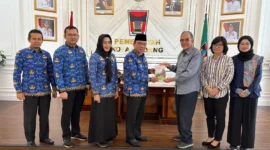 Wakil Wali Kota Padang, Maigus Nasir menerima audiensi dari BRAC International Indonesia di ruang kerjanya di Balai Kota Padang, Aie Pacah, Kamis (17/7/2025). (Foto: Prokopim Padang)