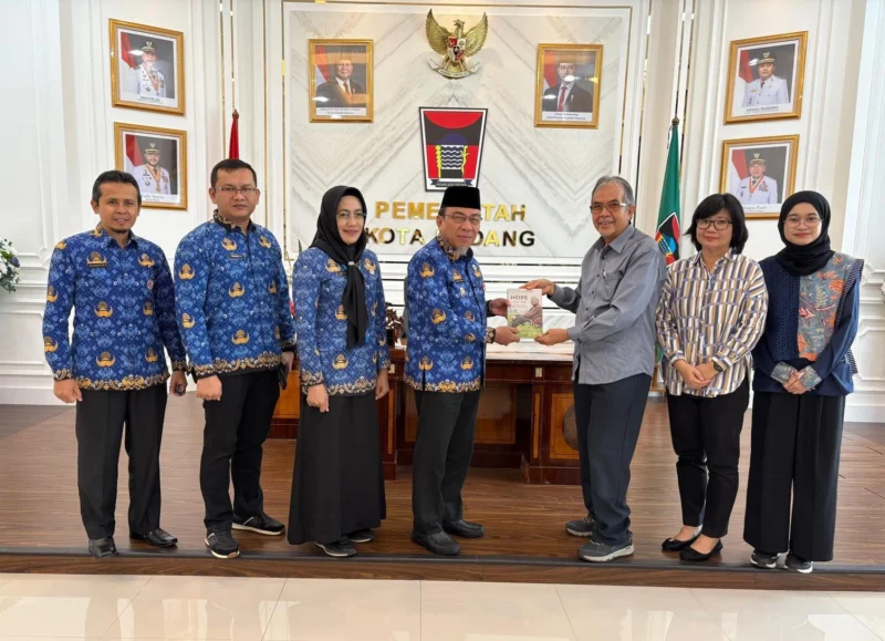 Wakil Wali Kota Padang, Maigus Nasir menerima audiensi dari BRAC International Indonesia di ruang kerjanya di Balai Kota Padang, Aie Pacah, Kamis (17/7/2025). (Foto: Prokopim Padang)