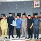 Ketua DPRD Padang Muharlion didampingi para wakil ketua menyerahkan dokumen RPJMD 2025-2029 kepada Wali Kota Padang Fadly Amran. 