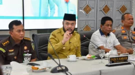 Wali Kota Padang Fadly Amran bersama unsur Forkopimda menghadiri secara virtual peluncuran Kelembagaan Koperasi Desa/Kelurahan Merah Putih oleh Presiden Prabowo Subianto, Senin (21/7/2025). (Foto: Prokopim Padang)