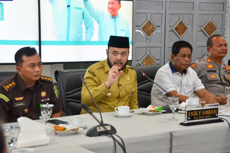 Wali Kota Padang Fadly Amran bersama unsur Forkopimda menghadiri secara virtual peluncuran Kelembagaan Koperasi Desa/Kelurahan Merah Putih oleh Presiden Prabowo Subianto, Senin (21/7/2025). (Foto: Prokopim Padang)