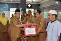 Wakil Wali Kota Padang Maigus Nasir menyerahkan secara simbolis dana operasional triwulan II di Kecamatan Padang Utara, Selasa (16/7/2025). (Foto: Prokopim Padang)