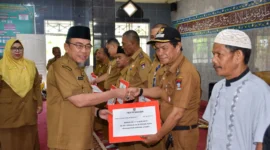 Wakil Wali Kota Padang Maigus Nasir menyerahkan secara simbolis dana operasional triwulan II di Kecamatan Padang Utara, Selasa (16/7/2025). (Foto: Prokopim Padang)