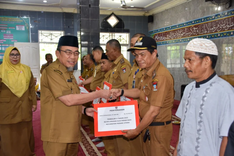 Wakil Wali Kota Padang Maigus Nasir menyerahkan secara simbolis dana operasional triwulan II di Kecamatan Padang Utara, Selasa (16/7/2025). (Foto: Prokopim Padang)