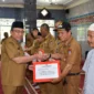 Wakil Wali Kota Padang Maigus Nasir menyerahkan secara simbolis dana operasional triwulan II di Kecamatan Padang Utara, Selasa (16/7/2025). (Foto: Prokopim Padang)
