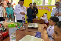 Wawako Padang Maigus Nasir meninjau Program Makan Bergizi Gratis di SDN 24 Ujung Gurun, Rabu (30/7/2025). (Foto: Prokopim Padang)